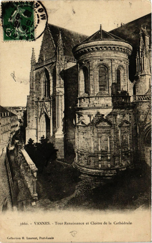 Carte postale ancienne Vannes - Tour Renaissance et Cloitre de la Cathedrale à Vannes