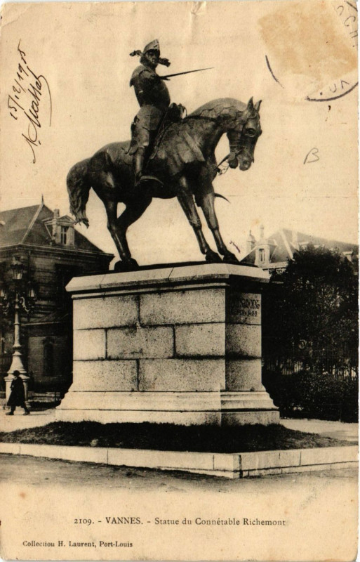 Carte postale ancienne Vannes - Statue du Connetable Richemont à Vannes