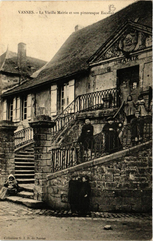 Carte postale ancienne Vannes - La Vieille Mairie et son pittoresque Escalier à Vannes