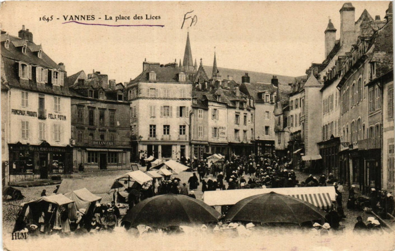 Carte postale ancienne Vannes - La Place des Lices à Vannes