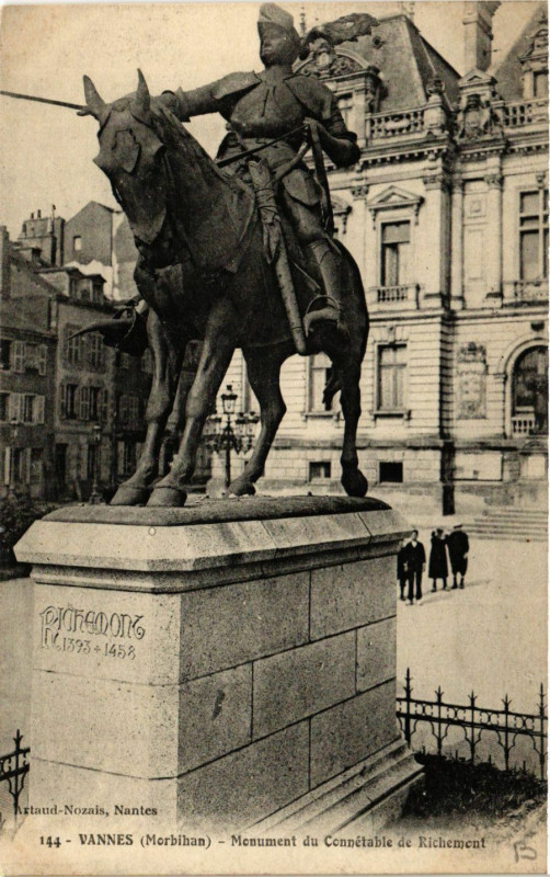 Carte postale ancienne Vannes - Monumen du Connetable de Richement à Vannes