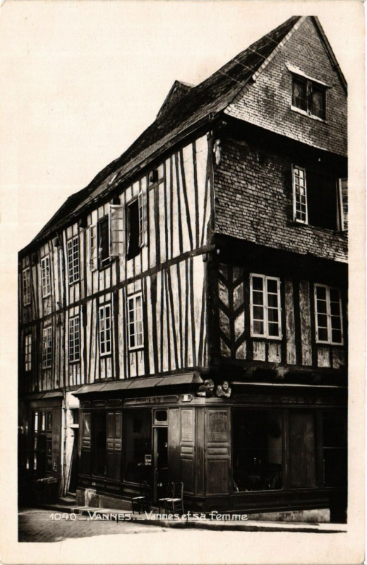 Carte postale ancienne Vannes - Vannes et sa femme à Vannes