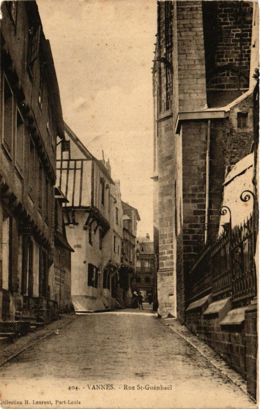 Carte postale ancienne Vannes - Rue St-Guenhael à Vannes