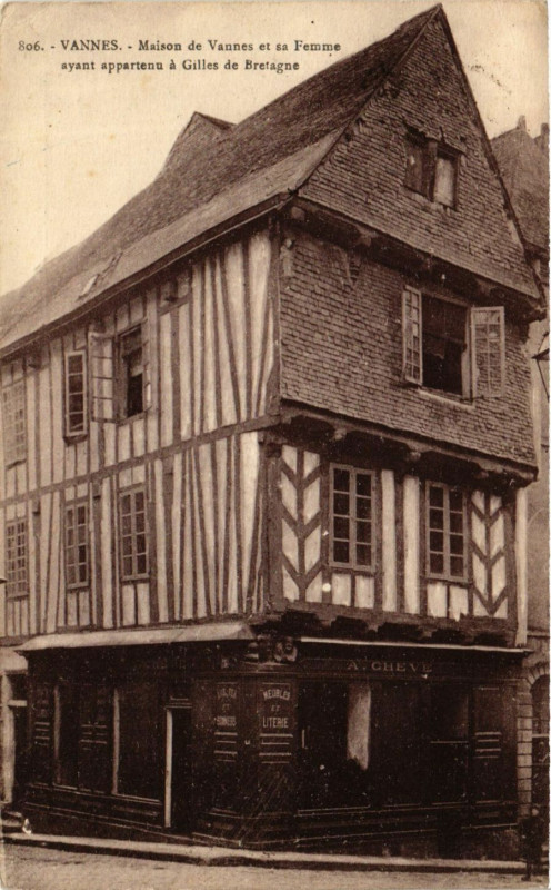 Carte postale ancienne Vannes - Maison de Vannes et sa Femme ayant appatenu a Gilles à Vannes