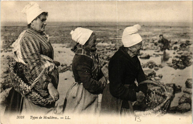Carte postale ancienne Types de Moulieres