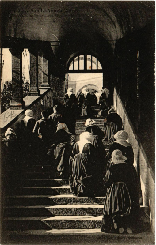 Carte postale ancienne Sainte-Anne-d'Auray - Les Pelenis gravissant a genoux en recitent à Sainte-Anne-d'Auray