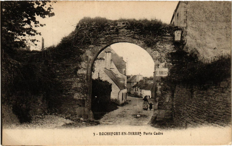 Carte postale ancienne Porte Cadre à Rochefort-en-Terre