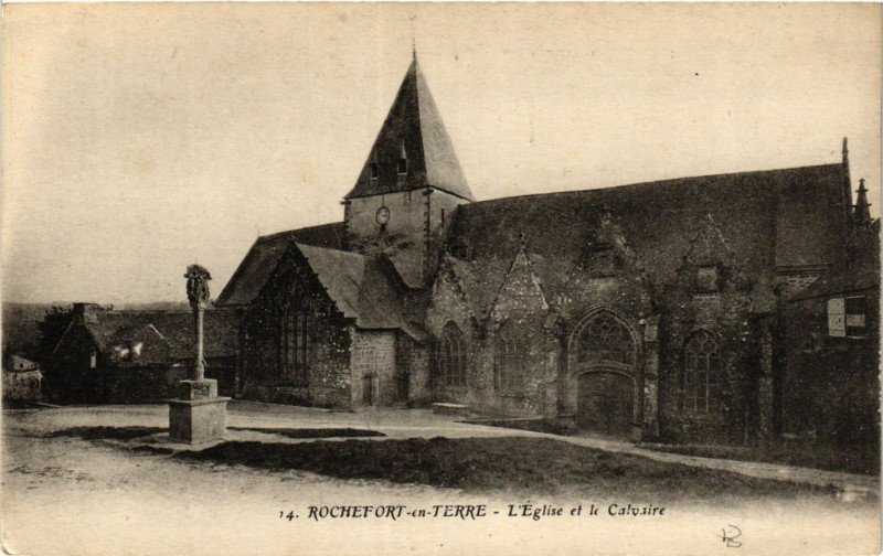 Carte postale ancienne L'Eglise et le Calvaire à Rochefort-en-Terre