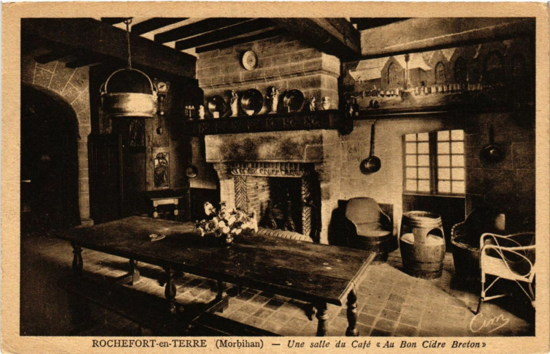Carte postale ancienne Rochefort-en-Terre - Une salle du Café Au Bon Cidre.. à Rochefort-en-Terre