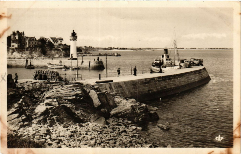 Carte postale ancienne Quiberon - Port-Haliguen et le Phare à Quiberon