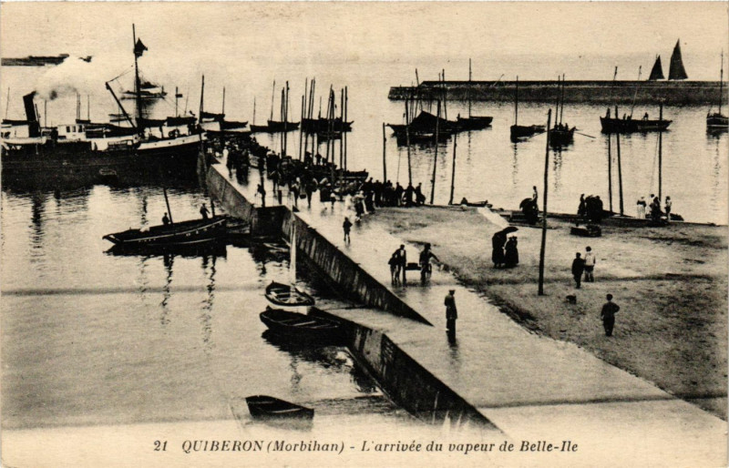 Carte postale ancienne Quiberon - L'arrivée du vapeur de Belle - Ile à Quiberon
