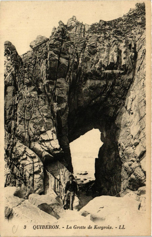 Carte postale ancienne Quiberon - La Grotte de Kergoix à Quiberon