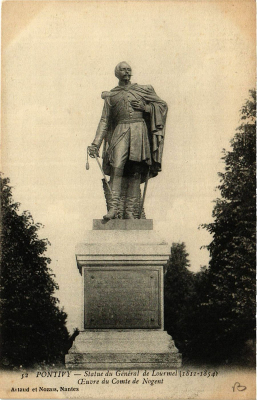 Carte postale ancienne Pontivy - Statue du général de Lourmel (1811-1854) - CEuvre du à Pontivy