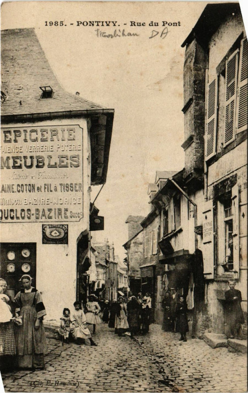 Carte postale ancienne Pontivy - Rue du Pont à Pontivy