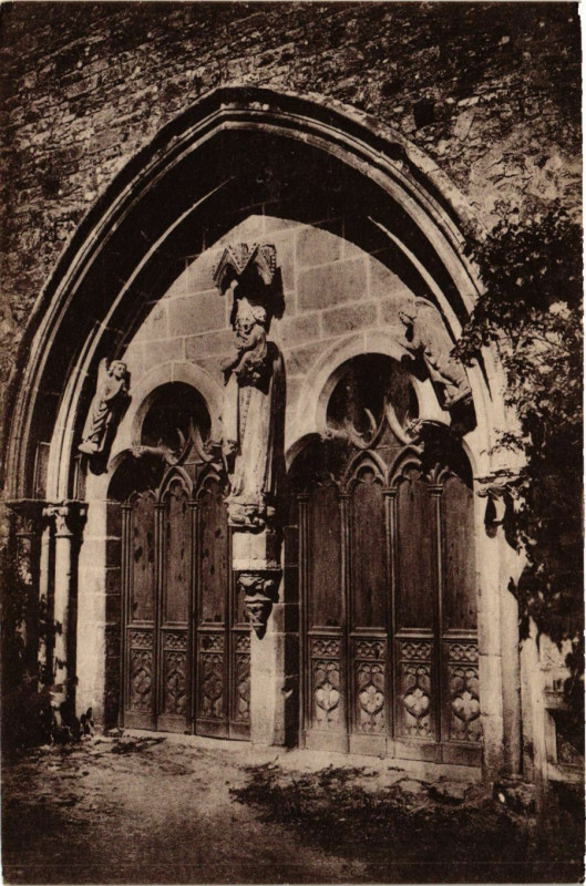 Carte postale ancienne Poimpont - Le Portail de l'Eglise