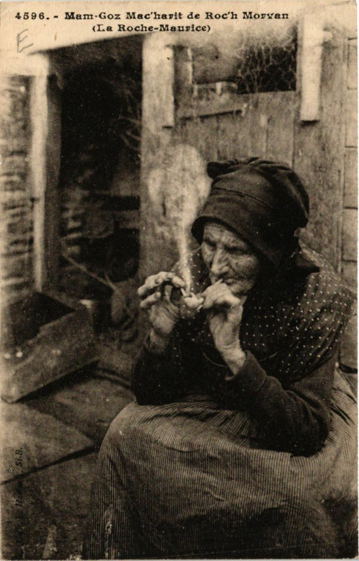 Carte postale ancienne Mam-Goz Mac'harit de Roc'h Morvan (La Roche-Maurice)