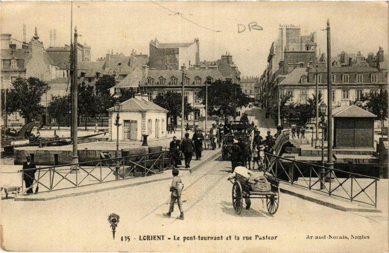 Carte postale ancienne Lorient - Le Pont tournant et la rue Pasteur à Lorient