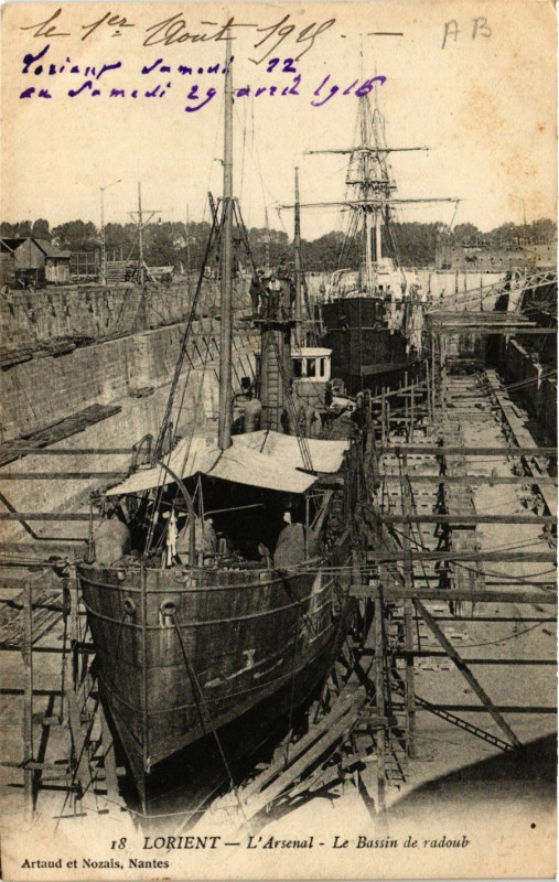 Carte postale ancienne Lorient - L'Arsenal - Le Bassin de radoub à Lorient