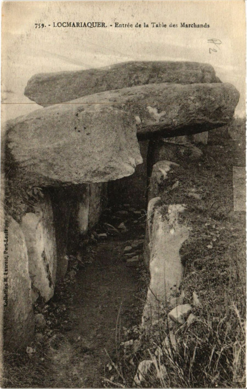 Carte postale ancienne Locmariaquer - Entrée de la Table des Marchands à Locmariaquer