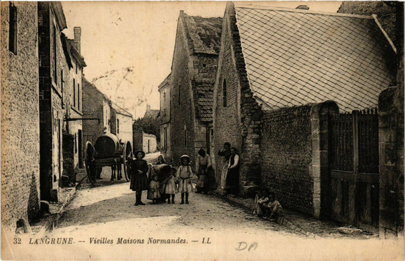 Carte postale ancienne Langrune - Vieilles Maisons Normandes