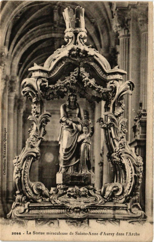 Carte postale ancienne La Statue miraculeuse de Sainte-Anne d'Auray dans l'Arche à Auray