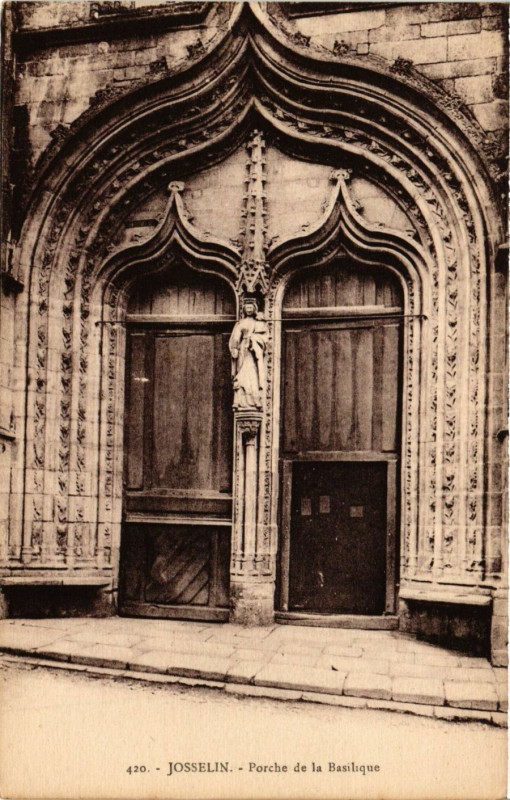 Carte postale ancienne Josselin - Porche de la Basilique à Josselin