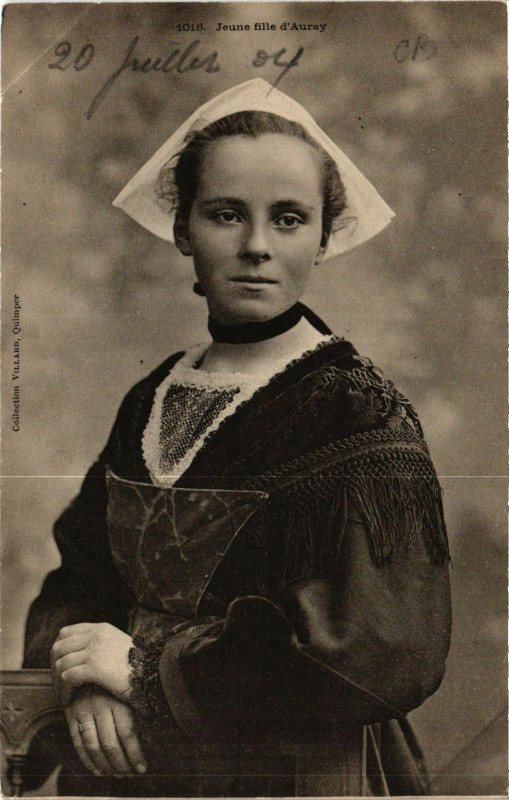 Carte postale ancienne Jeune fille d'Auray à Auray