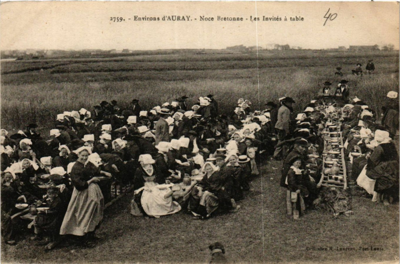 Carte postale ancienne Env. d'Auray - Noce Bretonne - Les Invites a table à Auray