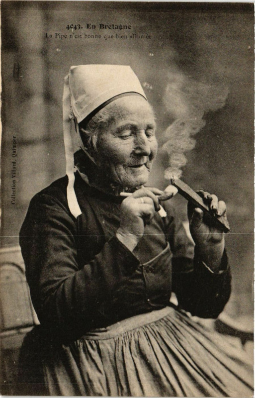 Carte postale ancienne En Bretagne - La Pipe n'est bonne que bien allumée