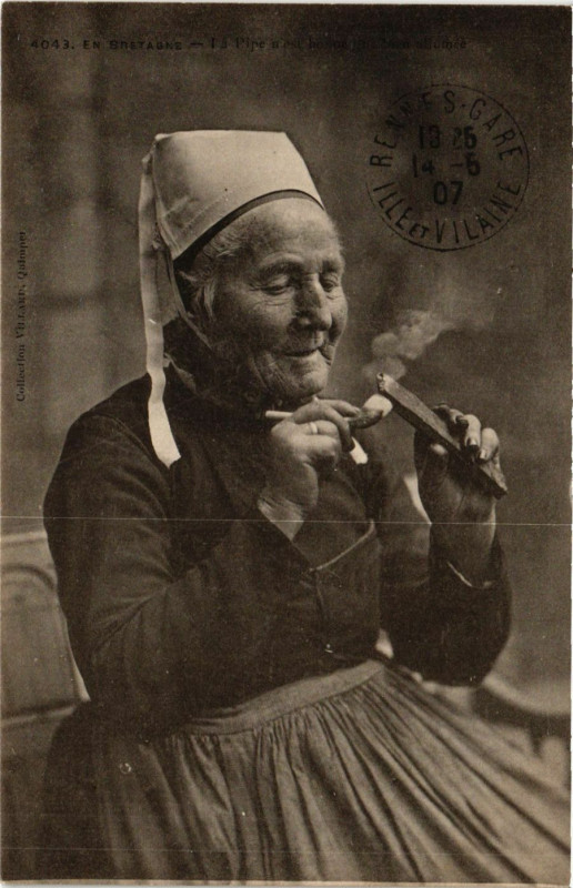 Carte postale ancienne En Bretagne - La Pipe n'bue lassine