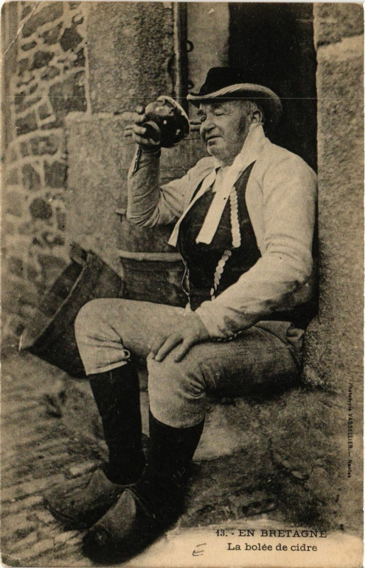 Carte postale ancienne En Bretagne - La bolée de cidre