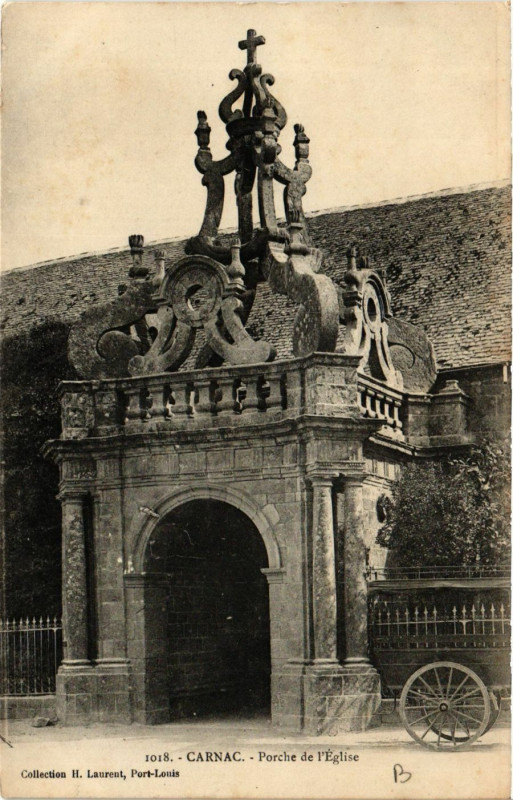 Carte postale ancienne Carnac - Porche de l'Eglise à Carnac