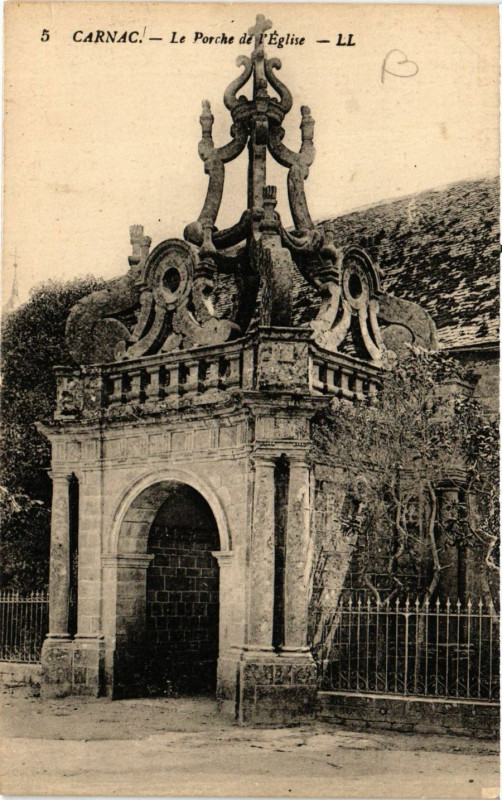 Carte postale ancienne Carnac - Le Porche de l'Eglise à Carnac