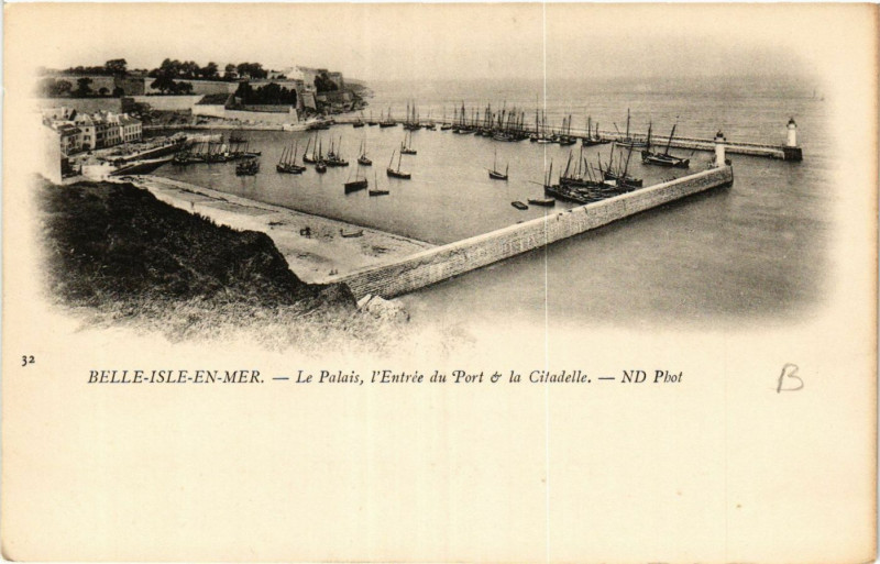 Carte postale ancienne Belle-Isle-en-Mer - Le Palais l'Entrée du Port & la Citadelle au Palais
