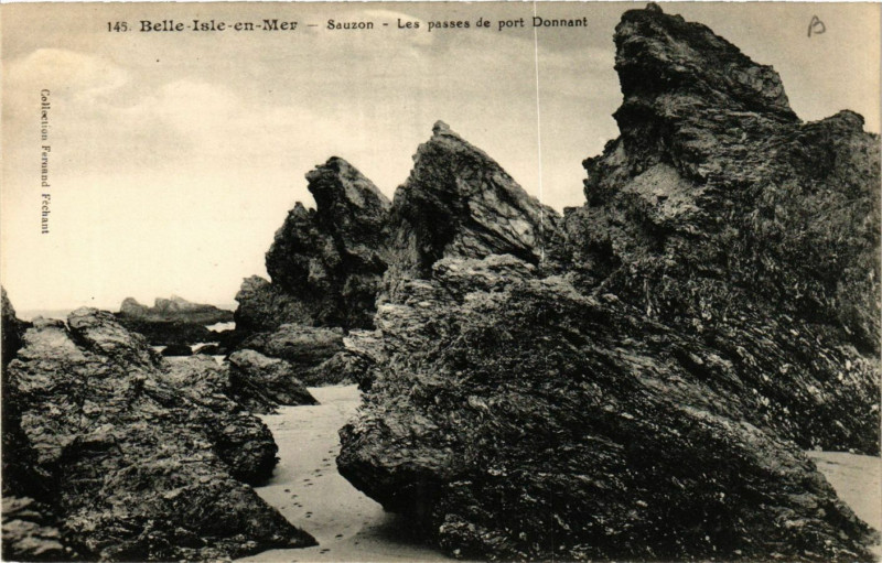 Carte postale ancienne Belle-Isle-en-Mer - Sauzon - Les passes de port Donnant à Sauzon