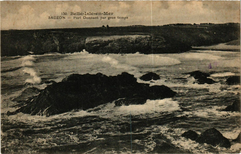 Carte postale ancienne Belle-Isle-en-Mer - Sauzon - Port Donnant par gros temps à Sauzon