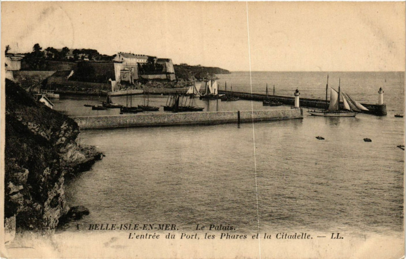 Carte postale ancienne Belle-Isle-en-Mer - Le Palais - L'entrée du Port les Phares et la au Palais