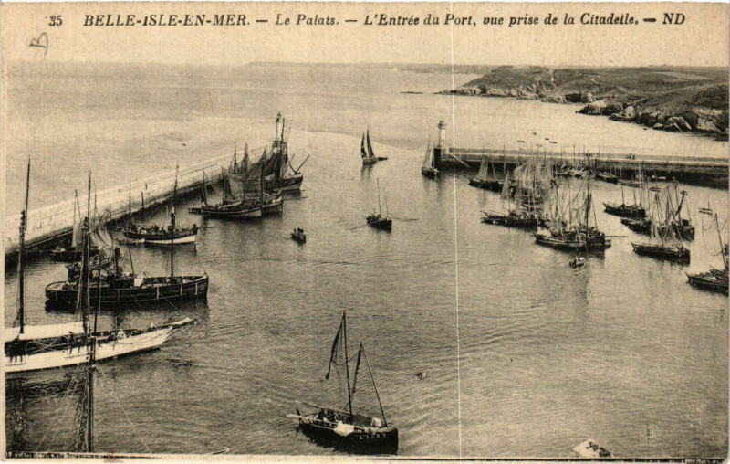 Carte postale ancienne Belle-Isle-en-Mer - Le Palais - L'Entrée du Port vue prise de au Palais