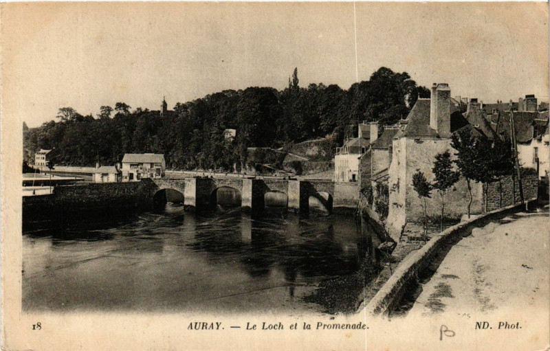 Carte postale ancienne Auray - Le Loch et la Promenade à Auray