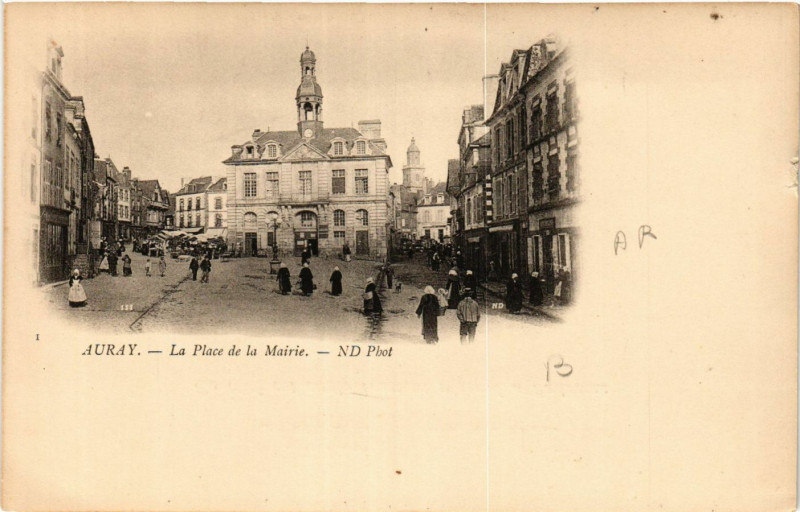 Carte postale ancienne Auray - La Place de la Mairie à Auray