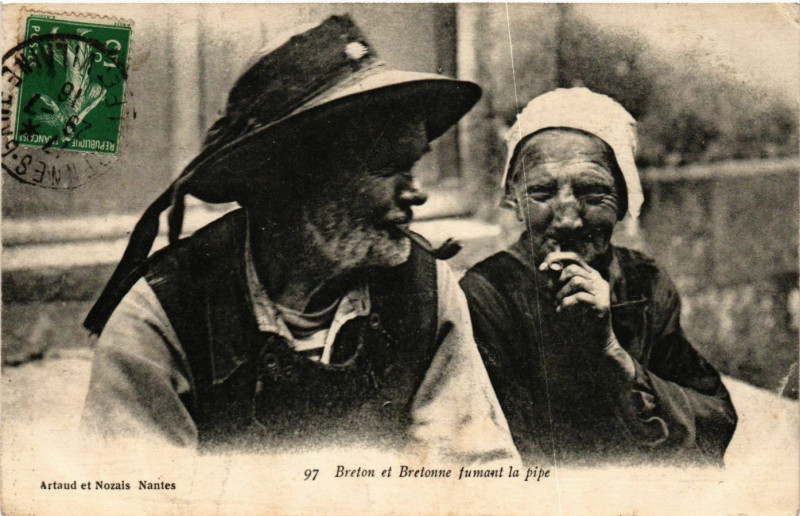 Carte postale ancienne Breton et Bretonne fumant la pipe