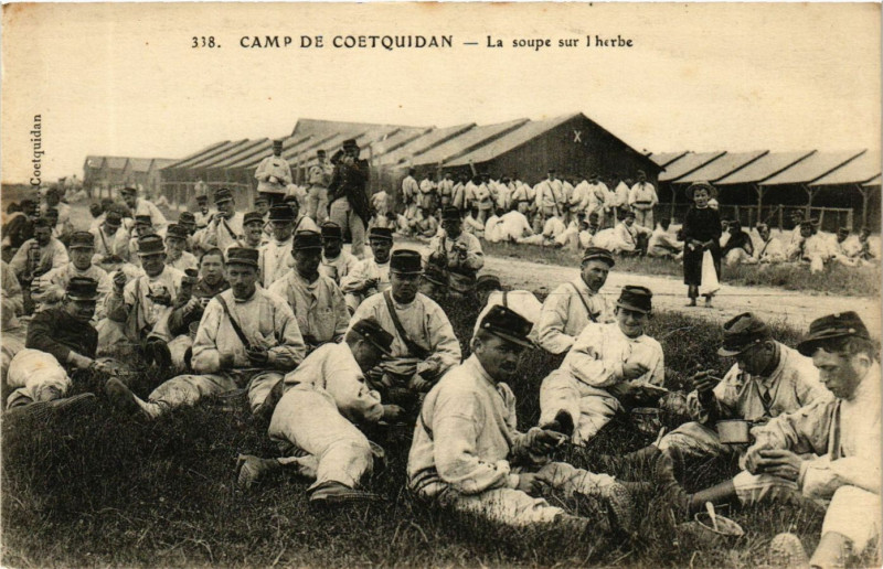 Carte postale ancienne Camp de Coetquidan - La soupe sur 1 herbe