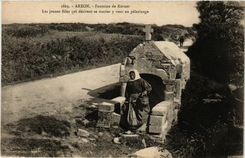 Carte postale ancienne Arzon-Fontaine de Kerner Les jeunes filles qui desirent se marier à Arzon