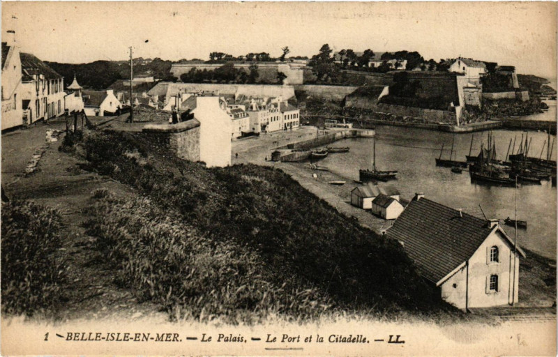 Carte postale ancienne Belle-Isle-en-Mer - Le Palais - Le Port et la Citadelle au Palais
