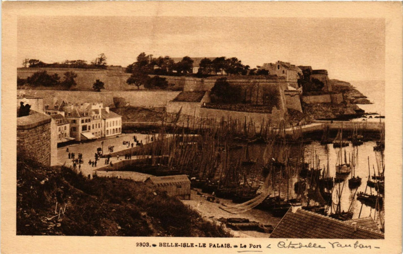 Carte postale ancienne Belle-Isle-Le Palais - Le Port au Palais