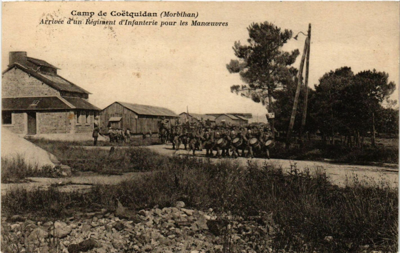 Carte postale ancienne Camp de Coetquidan - Arrivée d'un Regiment d'Infanterie