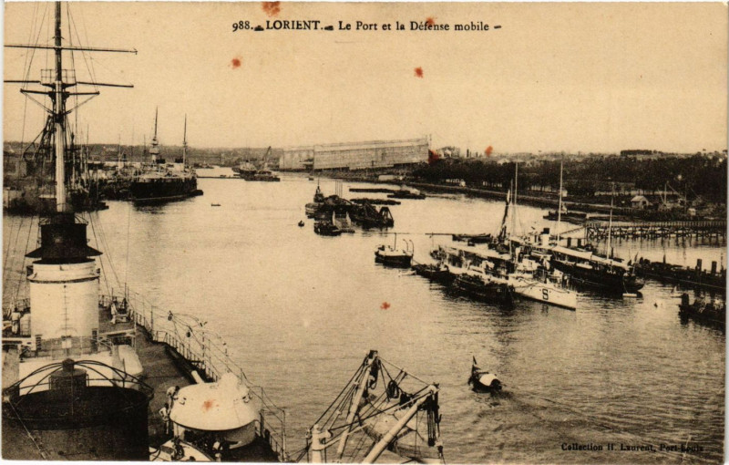 Carte postale ancienne Lorient - Le Port et la Defense mobile à Lorient