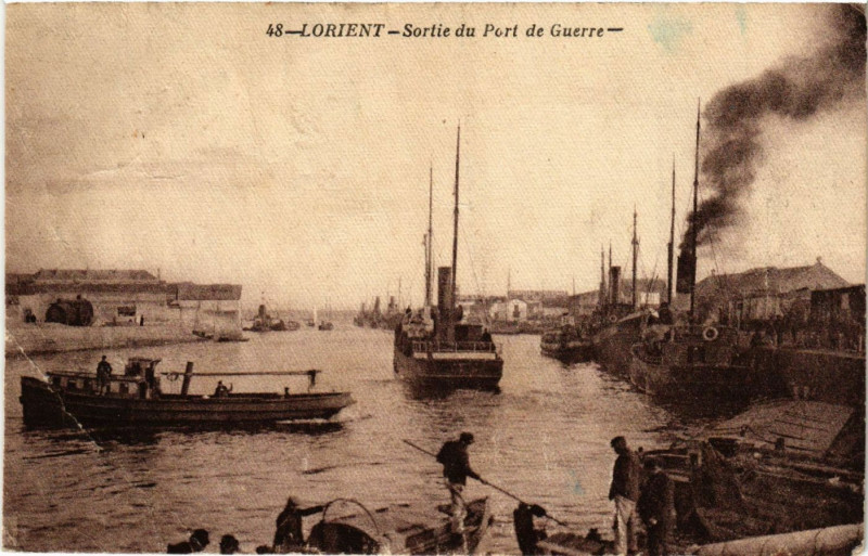 Carte postale ancienne Lorient - Sortie du Port de Guerre à Lorient