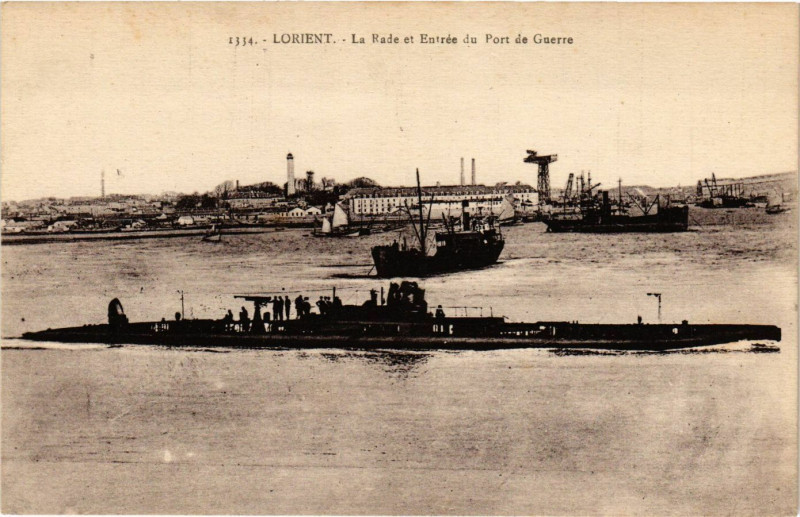 Carte postale ancienne Lorient - La Rade et Entrée du Port de Guerre à Lorient