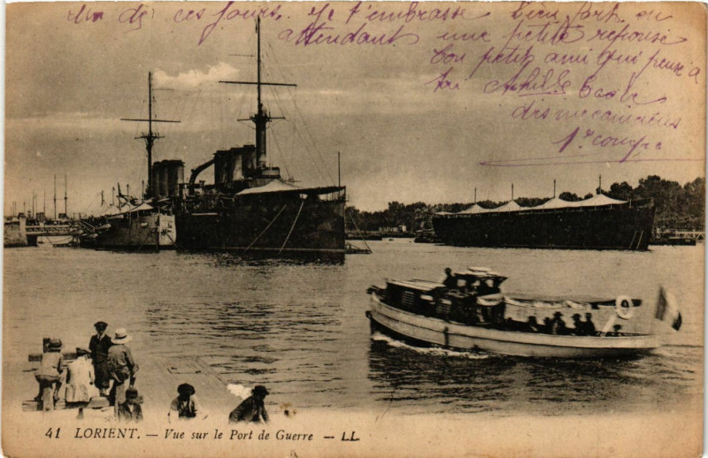 Carte postale ancienne Lorient - Vue sur le Port de Guerre à Lorient